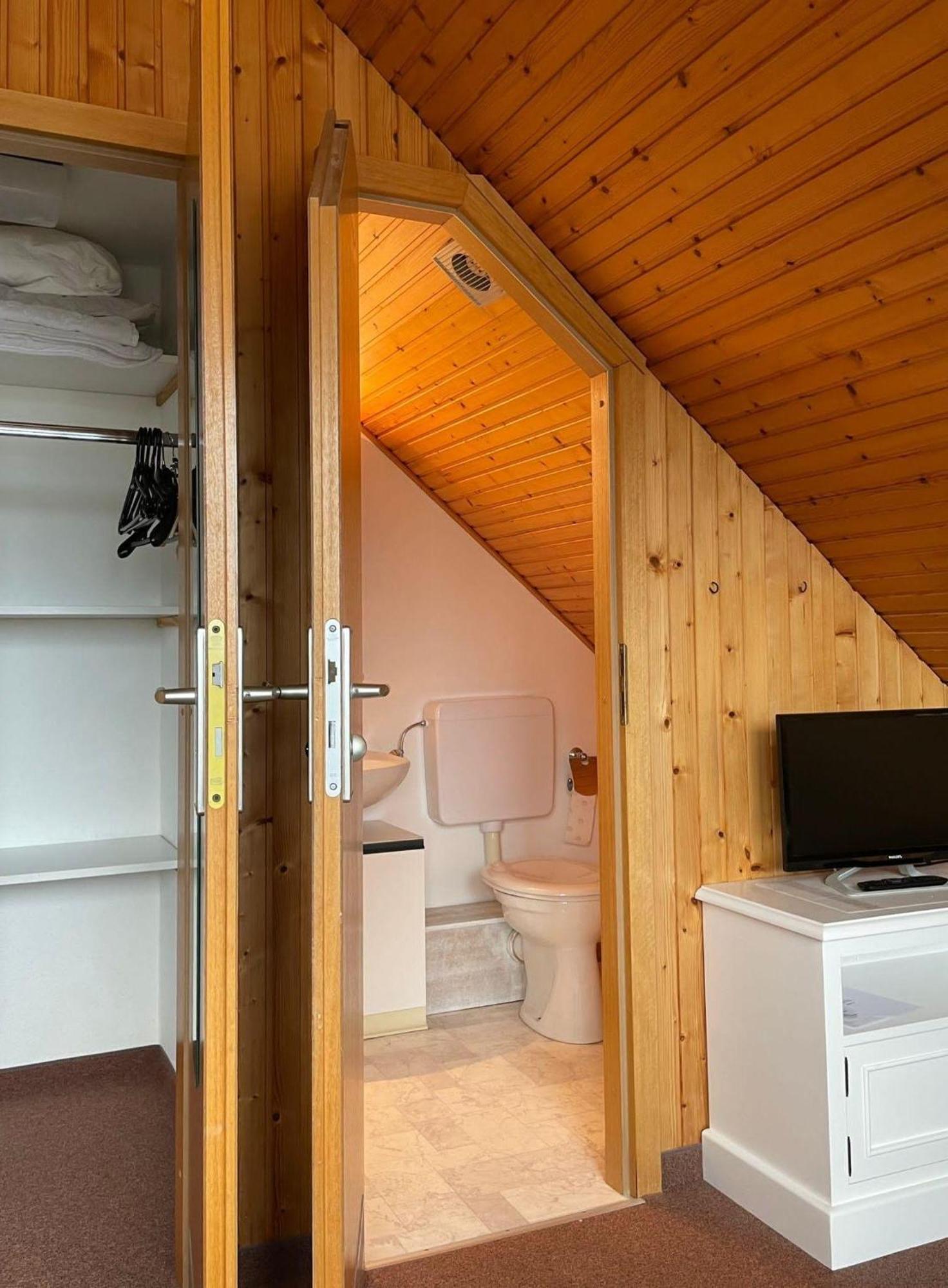 Aalhues-ferienwohnung-ueber-2-etagen-fuer-4-erwachsene-und-1-kind * Westerland