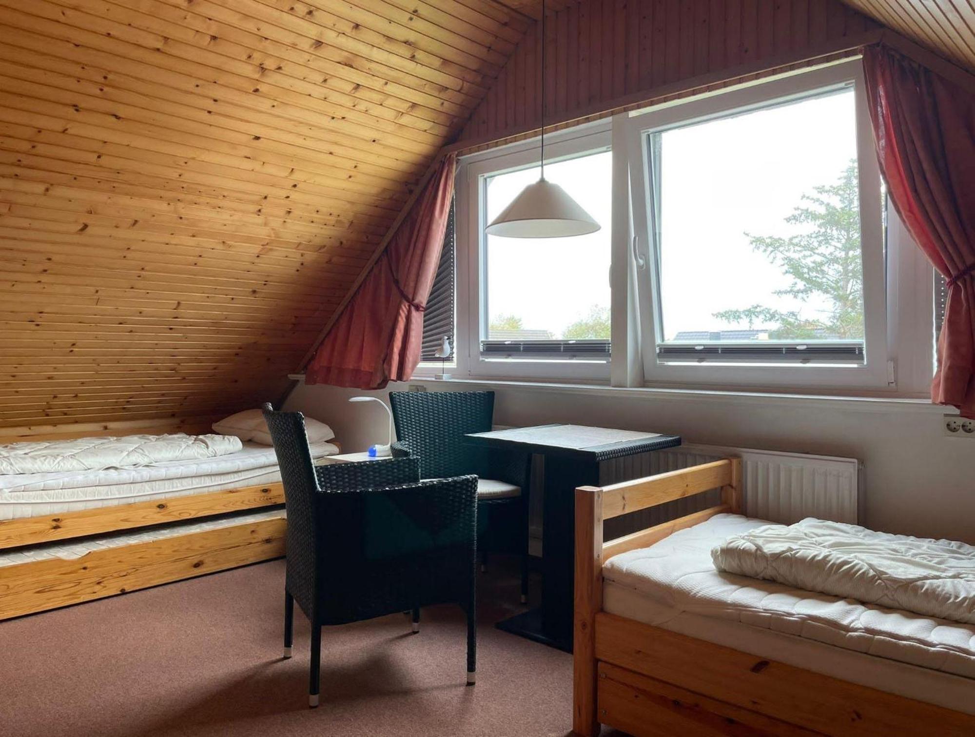 Apartment Aalhues-ferienwohnung-ueber-2-etagen-fuer-4-erwachsene-und-1-kind *